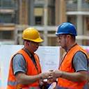 Esperto di materiali edili che fornisce consulenza tecnica direttamente in cantiere